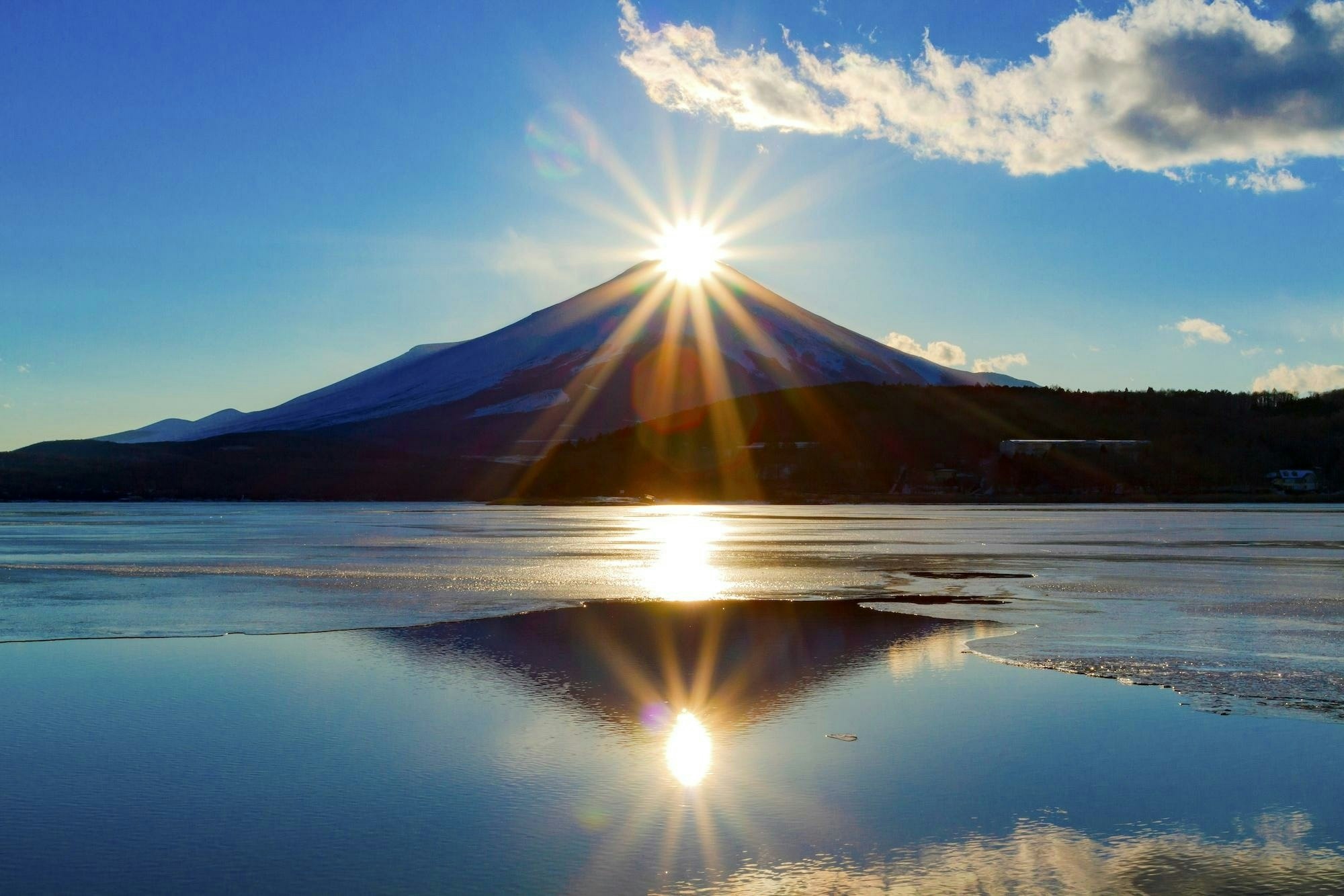 如果想看吉祥的第一天的出动画「钻石富士」的话推荐山中湖！ 富士山