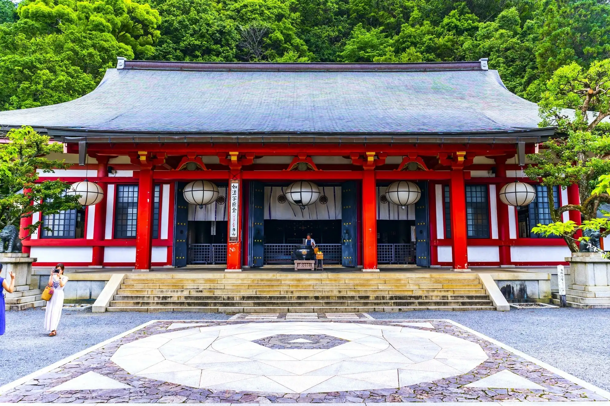 京都の自然の中にひっそりと佇む厳格な鞍馬寺。天狗が守る神秘の山は京都有数のパワースポットとして多くの観光客を魅了する！ -  芸術・建築物｜クールジャパンビデオ｜日本の観光・旅行・グルメ・面白情報をまとめた動画キュレーションサイト「COOL JAPAN VIDEOS」