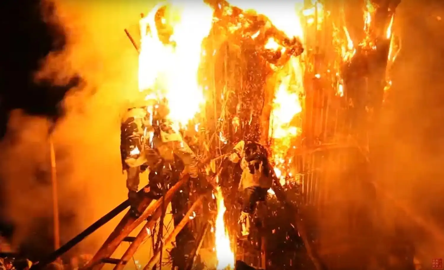 日本一危険な火祭り愛知県の「鳥羽の火祭り」は燃え盛る炎の中に男たち