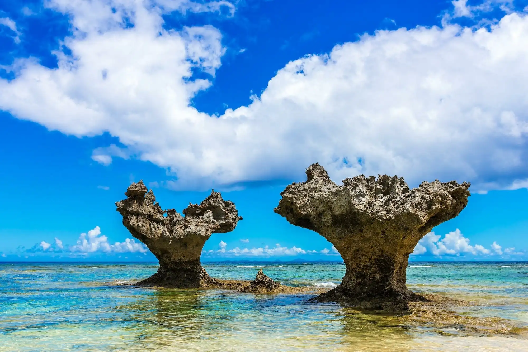沖縄の古宇利島のハートロックは愛のパワースポット 美しいビーチと透明度の高い海を動画で 観光 旅行 クールジャパンビデオ 日本の観光 旅行 グルメ 面白情報をまとめた動画キュレーションサイト Cool Japan Videos