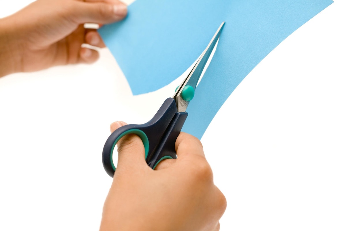 Ножницы режут бумагу картинка. Руки ножницы арт. Какие ножницы используют в типографии. Сut a piece of paper advertisement. Start cutting