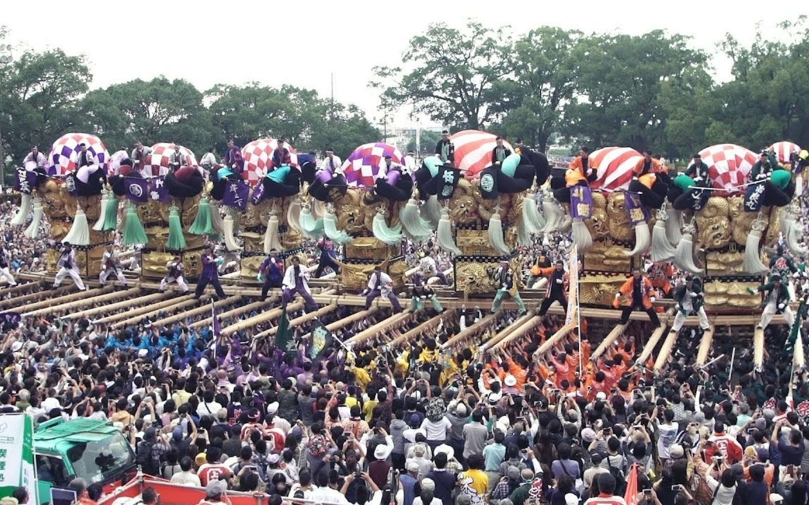 なんと高さ5.5m、重さ2tの巨大神輿が街を練り歩く愛媛県の「新居浜太鼓 ...