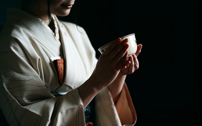 The Urasenke School of Tea Has Detailed Rules on Not Only How To Drink Tea, but Also on How To Take Sweets! Experience the Hospitality of Japan's Ancient Tea Ceremony!
