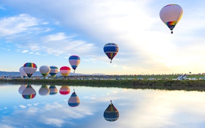 Blue Skies and Colorful Hot Air Balloons! The Saga International Balloon Fiesta Is the Largest International Hot-Air Balloon Competition in Asia! Enjoy the Fantastic Sight of Brightly Colored Balloons Filling the Sky in Saga City, Saga Prefecture!
