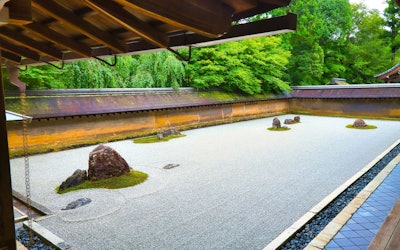 龍安寺にある日本を代表する禅の庭園は、15個の石が配置された趣深い風景が魅力！龍安寺庭園の石は1か所からすべてを見ることができないって本当？