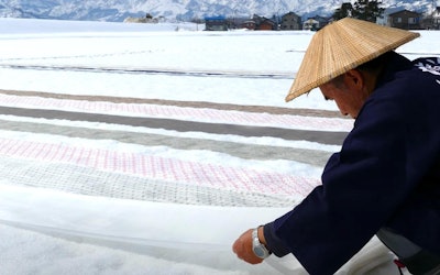 越後上布の雪さらしは新潟県の冬の季節にしか見られない貴重な伝統工芸品。精魂込めて作られた越後上布は和の象徴でもある着物を美しく仕立てる。
