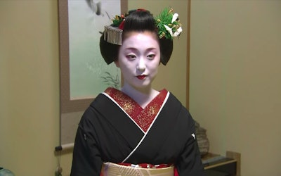 舞妓在京都的街頭表演雅緻的舞姿！與守護日本傳統文化，以一流藝妓爲目標的一個女性貼近！