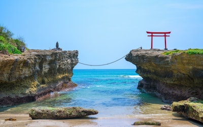 Shirahama Beach - Discover the Beauty of Shimoda, Shizuoka at Izu's Largest Swimming Beach! The Bright Red Torii Gate Perched on the Cliffs Makes for Some Amazing Scenery!
