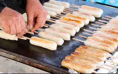 The Visual of It Being Grilled at a Stall Is Mouthwatering! "Gohei Mochi," a Local Cuisine of the Chubu Region