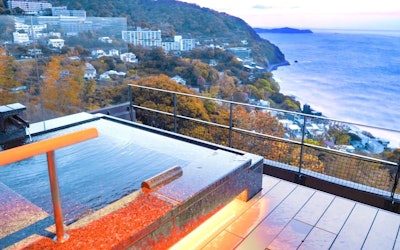 在可以恣意享受熱海溫泉的高級飯店「熱海世家也 ATAMI Sekaie」度過奢華住宿時光！享受源泉放流露天浴池客房的海景與最高檔的服務！