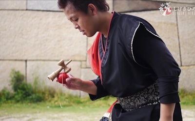 켄다마의 신성한 작품에 감탄하십시오! 켄다마에서 일본을 10회 정복한 남자가 닌자풍의 의상으로 굉장한 스킬을 여러가지 선보인다!