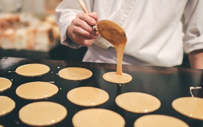 Skilled Chefs Cooking up Dorayaki, a Popular Japanese Sweet! Learn the History of Dorayaki, the Origin of Its Name, and Other Secrets of the Popular Japanese Confection!
