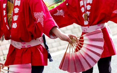 通过动画欣赏宫城县「仙台青叶节」的麻雀舞！介绍历史和看点。华丽的演舞是即兴诞生的舞蹈吗？