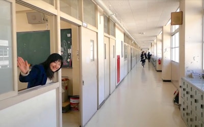 Life as a High School Student in Japan! Commuting to School, Classes, and Recess... These Girls Show Us Their Daily Lives!