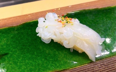 Gorgeous Nigirizushi With Squid! How to Cut the Squid Into Decorative Shapes! Try These Decorative Cuts That Not Only Look Beautiful, but Also Change the Texture of the Food!