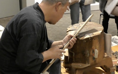 The Scabbards That Hold Japanese Swords Are Made by Skilled Japanese Craftsmen! A Look at the Handiwork of Japanese Scabbard Makers, Who Drew Attention at a Traditional Craft Demonstration at Yasukuni Shrine