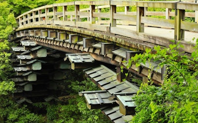 日本三大奇橋の不思議な構造の橋「甲斐の猿橋」はビックリするほど奇妙な形！色鮮やかに木々が染まる紅葉と山梨県大月市の奇矯のコントラストは一度は見てみたい絶景だった。