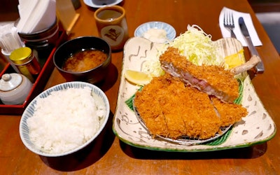 Tonkatsu - A Popular Japanese Dish That Rakes in Customers! A Look at the Crispy, Juicy Dishes of Fujiki Ningyocho in Chuo, Tokyo!