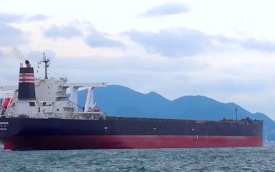全長300m越えの超巨大貨物船が関門海峡を渡る！あなたも絶対に驚く巨大な船体を動画で堪能する！