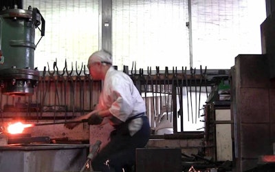 Swords Forged by Japanese Craftsmen Are Truly Works of Art! Don't Take Your Eyes off This Artisanship!