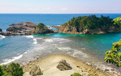 The Encounter of Waves, Brought Together by Two Islands, Is Reminiscent of Long Lost Lovers Being Reunited. Come Check Out the Amazing Scenery at Lover’s Cape in Wakayama Prefecture!