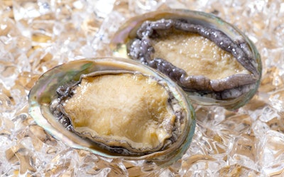 When It Comes To High-End Japanese Cuisine, You Can't Go Wrong With the Luxury Ingredient "Abalone"! Watch as the Chef at Teruzushi, a Restaurant in Kitakyushu City, Fukuoka Prefecture, Turns This Popular Ingredient Into a Exquisite Gastronomical Delight!