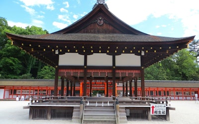 京都下鸭神社里有很多看点，有有名的日式点心发祥地境内的莲花池，还有以魔力景点著称的糺森林等！通过动画充分享受庄严氛围的境内！