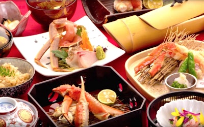 Enjoy the Flavors of the Japan Sea in Winter at Yuzuki, a Ryotei in Ayabe, Kyoto. Check Out the Amazing Skills of the Chefs as the Cook Delicious Crab Dishes!