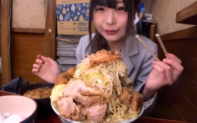 If You See a Line it's Probably Jiro-style Ramen, Fujimaru! A Look at the Mountain of Ramen and How it Tastes!