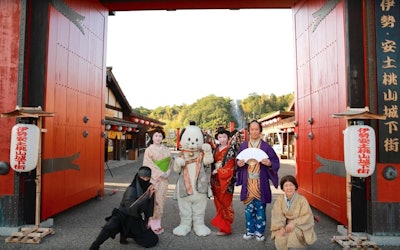 「토모이키노쿠니 이세 닌자 킹덤」은 일본 역사가 가득한 테마파크 입니다! 일본의 역사를 배우고, 즐거운 닌자 체험과 먹거리를 즐기며 산책할 수 있어요! 전국시대로 시간여행을 떠나세요!