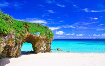 The Transparent Waters of Sunayama Beach on Miyakojima + Sightseeing Spots and Attractions on the Island in Okinawa
