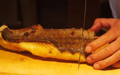由米其林指南三星的日本料理店"祗园木木"制作！让人感受到夏日余韵的"烤鲈鱼皮石窑"