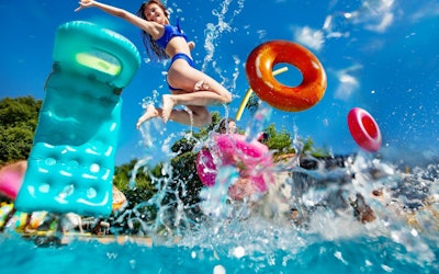 Seibuen Amusement Park - Experience a Massive Water Fight at This Retro Amusement Park in Saitama, Japan!