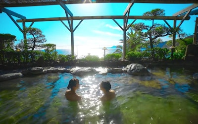 靜岡縣東伊豆的溫泉旅館稻取銀水莊在大自然中可以度過優雅的時光。在全室海景的豪華客房中體驗一下日本的招待心吧！