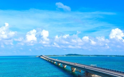 空と海が混ざり合う絶景を堪能！沖縄県の宮古島は日本屈指のリゾート地！ここが本当に日本なの？驚きの動画を紹介