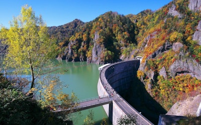 観光スポット北海道「豊平峡ダム」の美しい紅葉を動画で堪能！定山湖を守るダムの放水と紅葉の競演