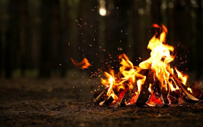焚き火の後始末を動画で紹介！直火ができるキャンプ場における必要最低限のポイント！