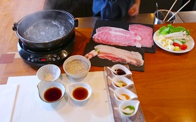 人气日式美食菜单的涮涮锅让纽约美食家舌头无比震撼！纽约日式餐厅“涮涮锅．马卡龙”的女厨师叙说对涮涮锅的执着！