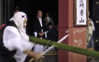 鞍馬寺的竹伐會儀式，僧兵們合力砍掉看起來像蛇的大青竹！ 擁有1000年以上歷史的有來歷的活動是讓人捏一把汗的充滿活力的京都的活動！