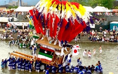 「風治八幡宮 川渡り神幸祭」は福岡県五大祭りのひとつ。2基の神輿と11基の色鮮やかな幟山笠（山車）が福岡県田川市の川を渡る様子は一度は見てみたい大迫力のお祭り！