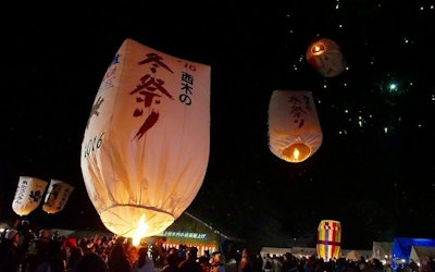 秋田县仙北市冬季庆典"上桧木内放纸气球"视频，在漆黑的夜空中漂浮的100个纸气球和烟花表演
