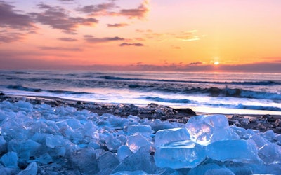 北海道大津海岸の「ジュエリーアイス」の幻想的な日の出の空撮動画をお届け！冬期限定の新絶景が見られる時期や撮影方法もご紹介