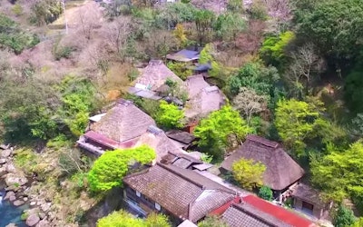 Enjoy Traditional Japanese Scenery and the Myoken Onsen Spa at "Wasure no Sato Gajoen" in Kagoshima Prefecture! The Thatched-Roofed Inn, Surrounded by Lush Mountains, Is Sure to Make For a Lifelong Memory!
