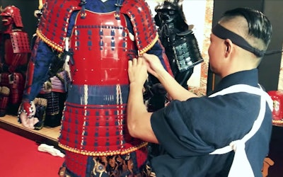 戦国時代のかっこいい甲冑を身に着けて日本の街を歩きたい！東京渋谷で本格的な侍の鎧を着用すれば気分は人気戦国武将！