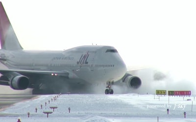 A Powerful Landing Scene of a Famous Aircraft Responsible for the Success of JAL. The Majestic Sight of a Jumbo Jet Plane Landing With a Splash of Snow Is a Sight to Behold!