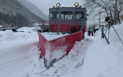 A Wedge Plow Clearing the Snow at Yunokami Onsen Station in Fukushima! Watch the Powerful Machine Clearing Snow Along the Aizu Railway in Heavy Snow via Video!