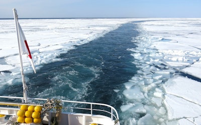 流氷を打ち砕き進む「網走流氷観光砕氷船おーろら」の様子を動画で。北海道網走の冬の風物詩！流氷の時期やクルーズ料金も紹介