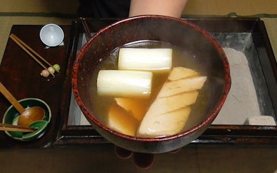 옛날부터 일본에서 사용되어 온 긴 화로로 술에 딱 맞는 절묘한 요리를 만들고 싶다! 파와 눈다랑어만으로 만든 네기마 전골을 마음껏 즐기기 위한 핵심 포인트는?