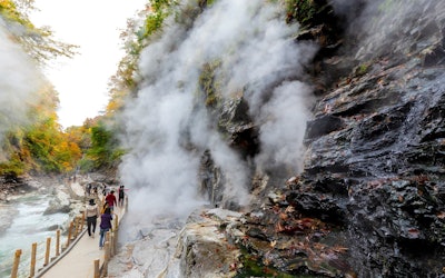 The Beautiful Autumn Leaves at Oyasukyo Onsen, Akita, Famous for Being the Most Scenic Spot in Japan's Tohoku Region! The 60-Meter-High Cliffs and the Mysterious Sight of Hot Springs Bubbling up From the River Banks Make It a Must-Visit Attraction!