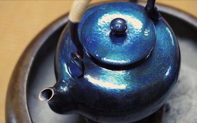 Tsubame-Tsuiki Copperware - A Traditional Craft From Niigata Prefecture That's Been Passed Down for More Than 200 Years! Watch as a Plain Iron Plate Becomes a Beautiful Teapot Through Masterful Craftsmanship!